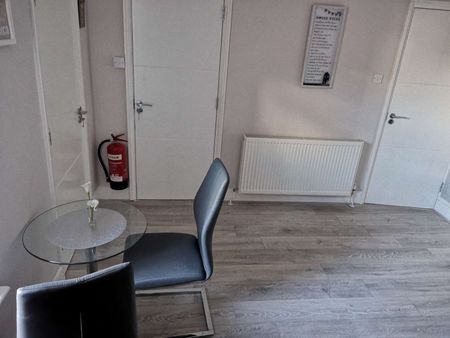 56 Kitchener Road Room 2 - Photo 5