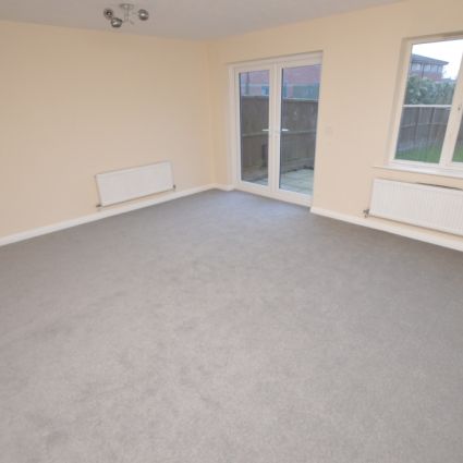 3 Bedroom Semi-Detached House - Photo 1