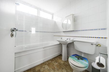 3 bedroom flat to rent - Photo 2