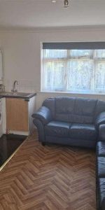 Tudor Square, Hayes, UB3 - Photo 3