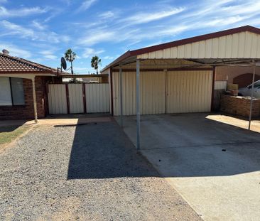 Family home with large shed! - Photo 5