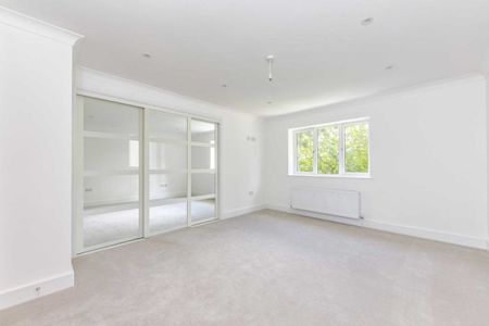 Lower Hampton Road, Lower Sunbury, TW16 - Photo 2