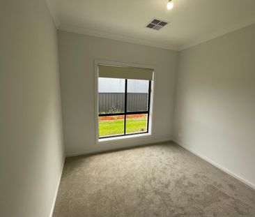 Spacious 3-Bedroom Family Home in the Heart of Tea Tree Gully! - Photo 3