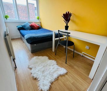 Room in a Shared Flat, London, SW8 - Photo 4