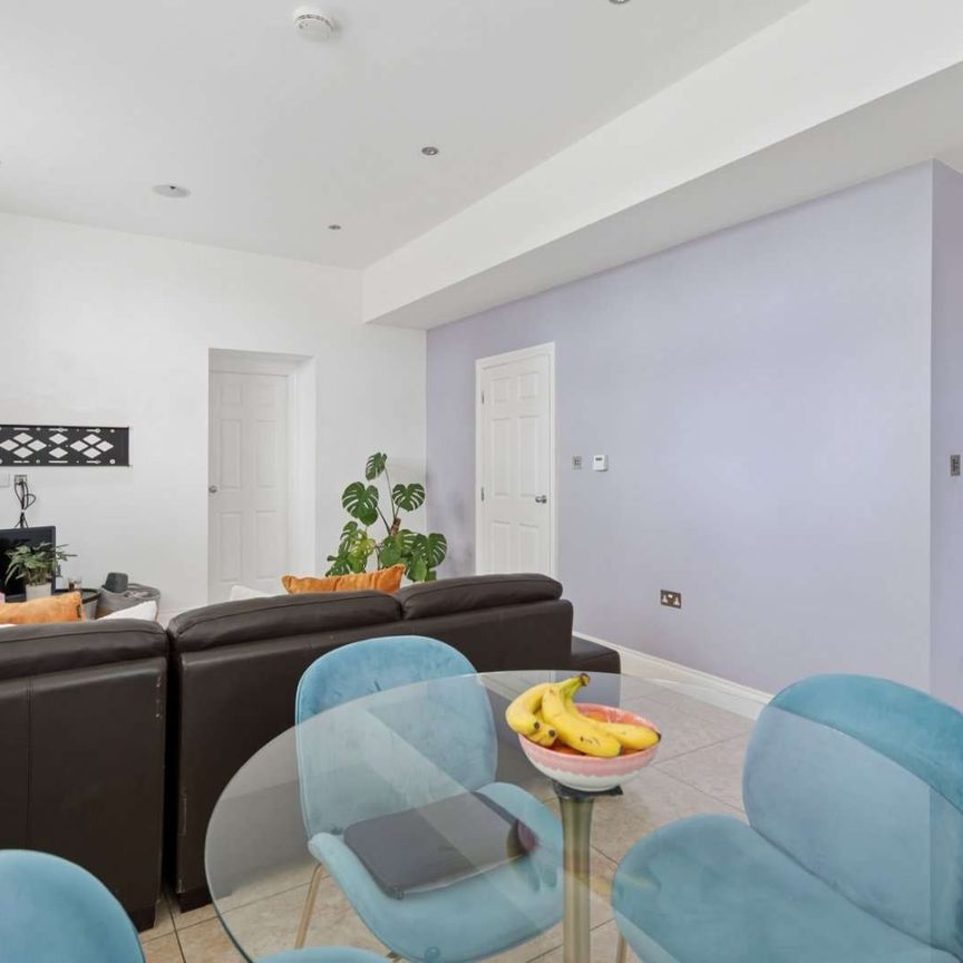 A beautifully presented three bedroom apartment situated in a sought-after gated residential development in Bushey. Available now and unfurnished. - Photo 1