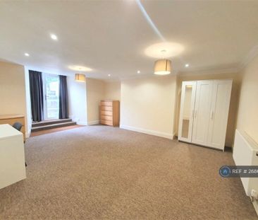 3 bedroom flat to rent - Photo 4