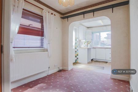 3 bedroom semi-detached house to rent - Photo 3