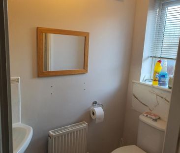 2 bedroom end of terrace house to rent - Photo 2