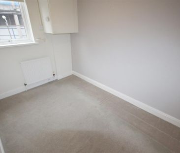 3 Bedroom House - Mid Terrace To Let - Photo 5