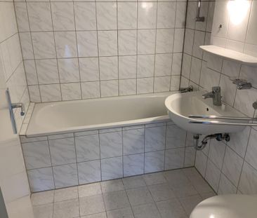 Erdgeschoss mit Badewanne und Balkon - Foto 1