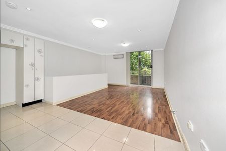 Spacious & Renovated Two Level Apartment - Photo 2