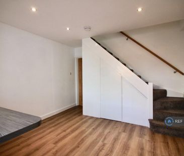 2 bedroom end of terrace house to rent - Photo 2