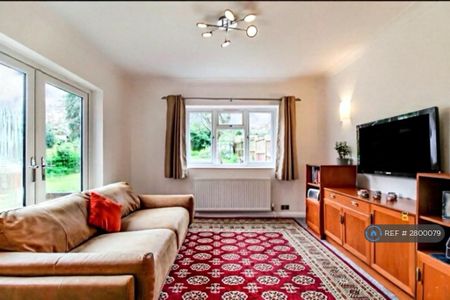 3 bedroom semi-detached house to rent - Photo 2