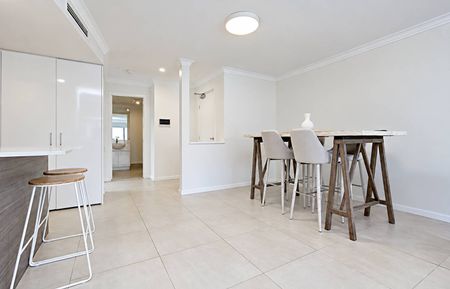 Stunning Resort-Style Apartment - walking distance to beach - Photo 4