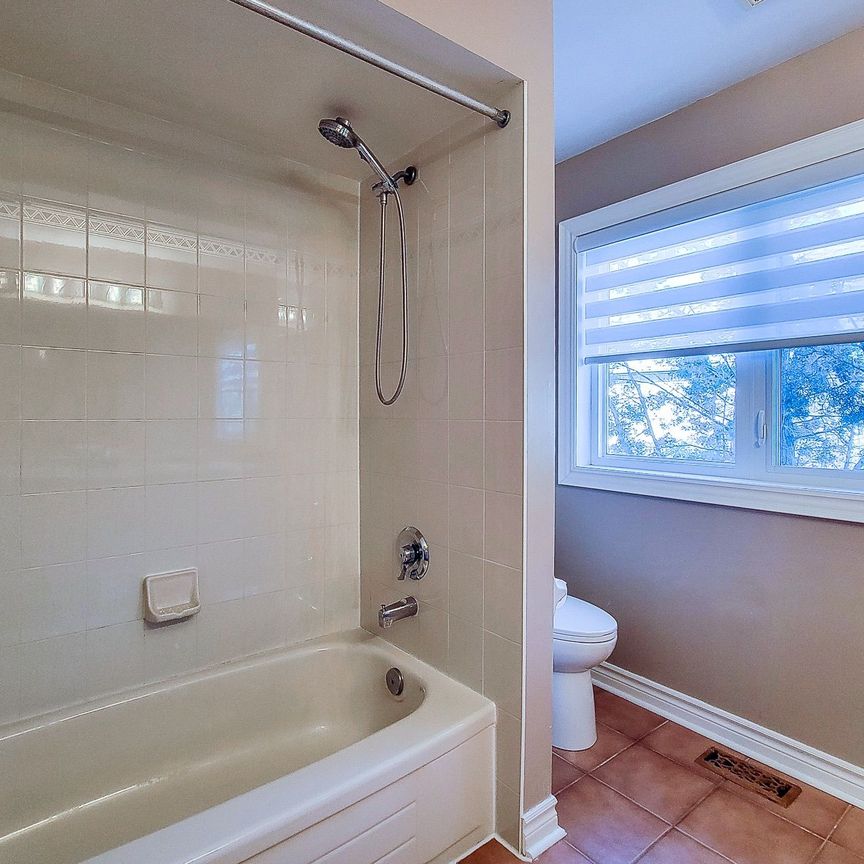 For Lease - 2427 Erin Centre Boulevard, Mississauga, Ontario - Photo 1