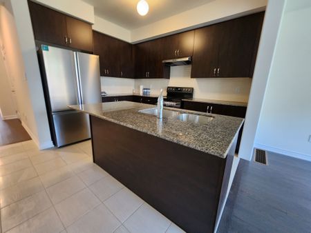 For Lease - 21 Coho Drive, Whitby, Ontario - Photo 5