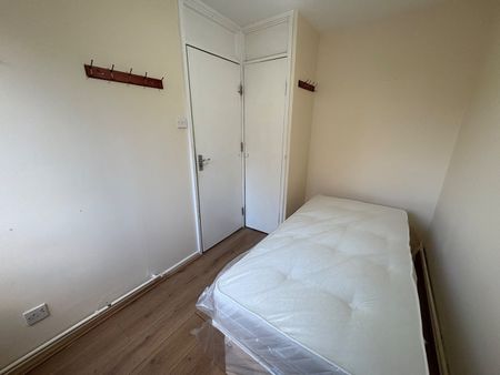 Room in a Shared Flat, Silver Street, N18 - Photo 3