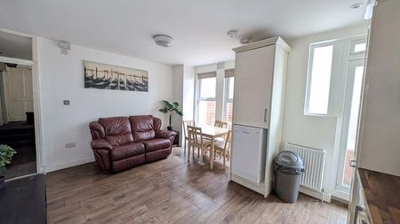 2 bedroom flat to rent - Photo 2