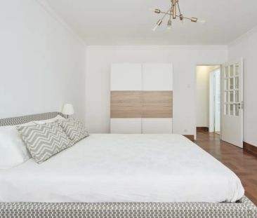 Room in a shared 7-bedroom apartment for rent in Lisbon - Foto 1