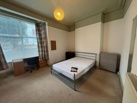 3 bedroom flat to rent - Photo 2