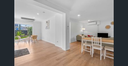 Modern 2-Bedroom Apartment in the Heart of the Surfers Paradise - Photo 3