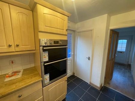 3 bedroom semi-detached house to rent - Photo 5