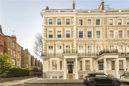 This well presented studio apartment is in an attractive stucco fronted period conversion on the very desirable road of Cranley Gardens. - Photo 5