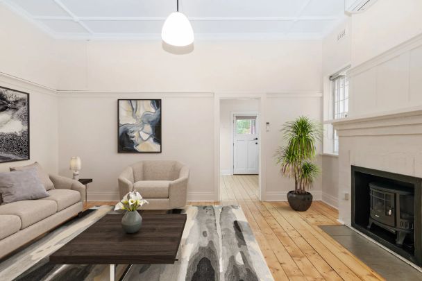 Charming and Completely Renovated Townhouse in a Sought-After Location - Photo 1