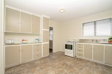 Very tidy, spacious, three bedroom home in a very quiet area of Frankton. - Photo 5
