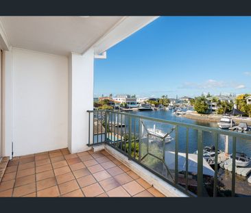 Top Floor Waterfront Apartment with Broadwater Views - Photo 6