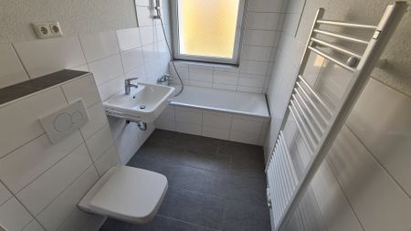 Reinkommen und Wohlfühlen:renovierte 3-Zi.-Wohnung in zentraler Lage - Photo 2