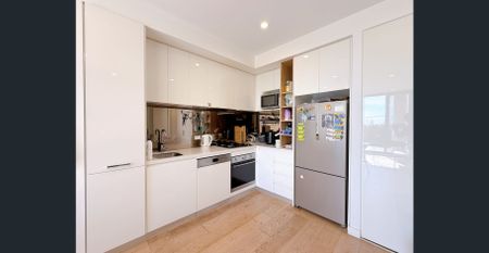 Spacious 2-Bedroom 2-Bathroom Apartment with Large Balcony in Bentleigh - Photo 2