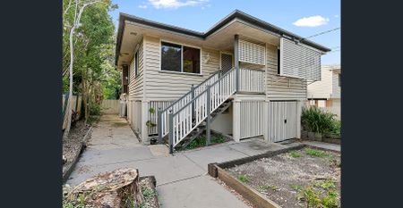 GREAT LOCATION… NEAT & TIDY HOMEWITH EXTRA ROOM FOR GAMES OR OFFICE ROOM - Photo 2