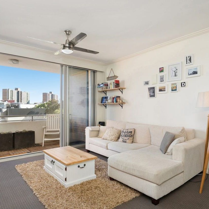 Sunny, Spacious & Superb - Photo 1