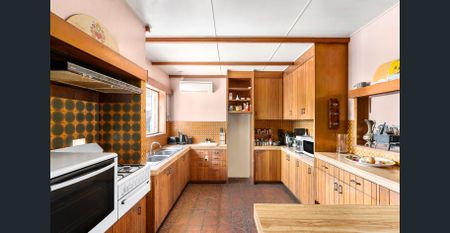 Classic three-bedroom house in a saugh-after location - Photo 4