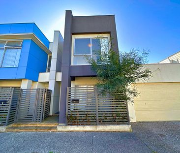 Spacious 3 Bedroom Townhouse in a Sought-After Location&excl; - Photo 1