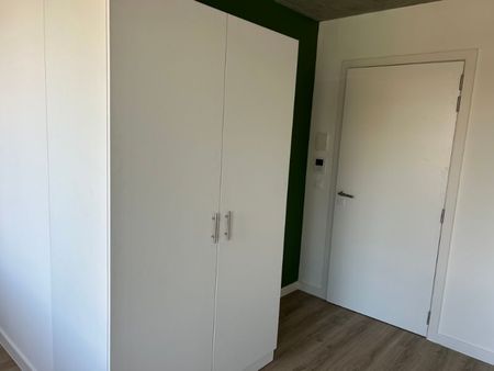 Moderne lichtrijke studentenkamer in een nieuwbouwproject op een top locatie in centrum Kortrijk met zicht op plein. - Photo 4