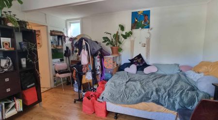 WELL PRESENTED STUDIO FLAT: - Photo 2