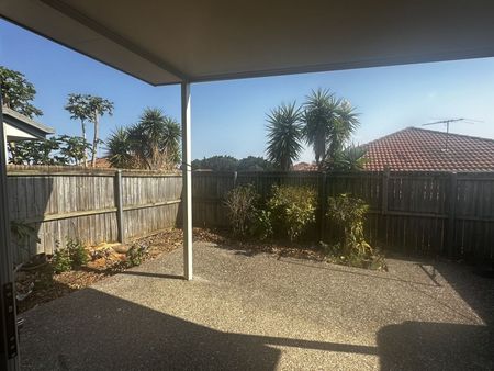 Best Location 3 bed townhouse in Calamvale - Photo 3