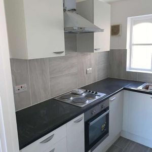 Ground Floor Larkspur Gardens, LU4 - Photo 2