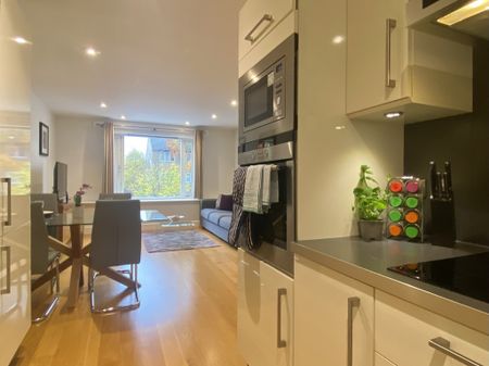 A well presented, two bedroom apartment, situated on Chesterton Road with spacious living space and parking. Less than a mile walk in to Cambridge City Centre over picturesque Jesus Green. - Photo 3