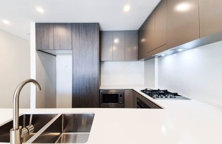 Stylish Executive Apartment in a Vibrant Locale - Photo 4