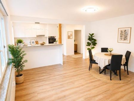 Helle, renovierte 3.5-Zimmer-Wohnung im Herzen von Glarus - Photo 2