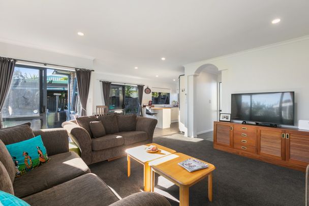 Spacious And Central - Papamoa - Photo 1