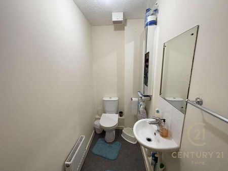 St. Giles Close, Hounslow, TW5 - Photo 4