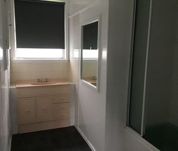 Neat 3 Bedroom Home - Photo 6