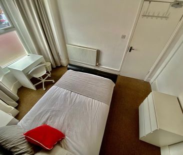 1 bedroom in a house share to rent - Photo 3