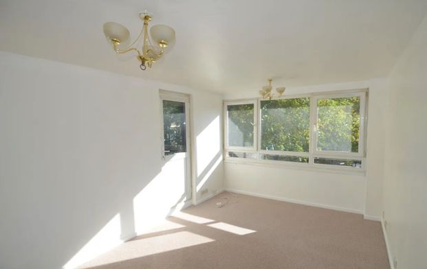 2 Bed Flat, Augustus Close, TW8 - Photo 1