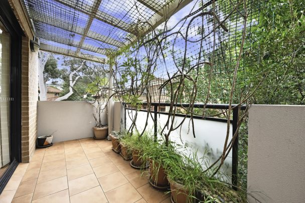 Modern two bedroom apartment in a convenient setting - Photo 1