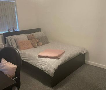 4 bedroom semi-detached house to rent - Photo 4